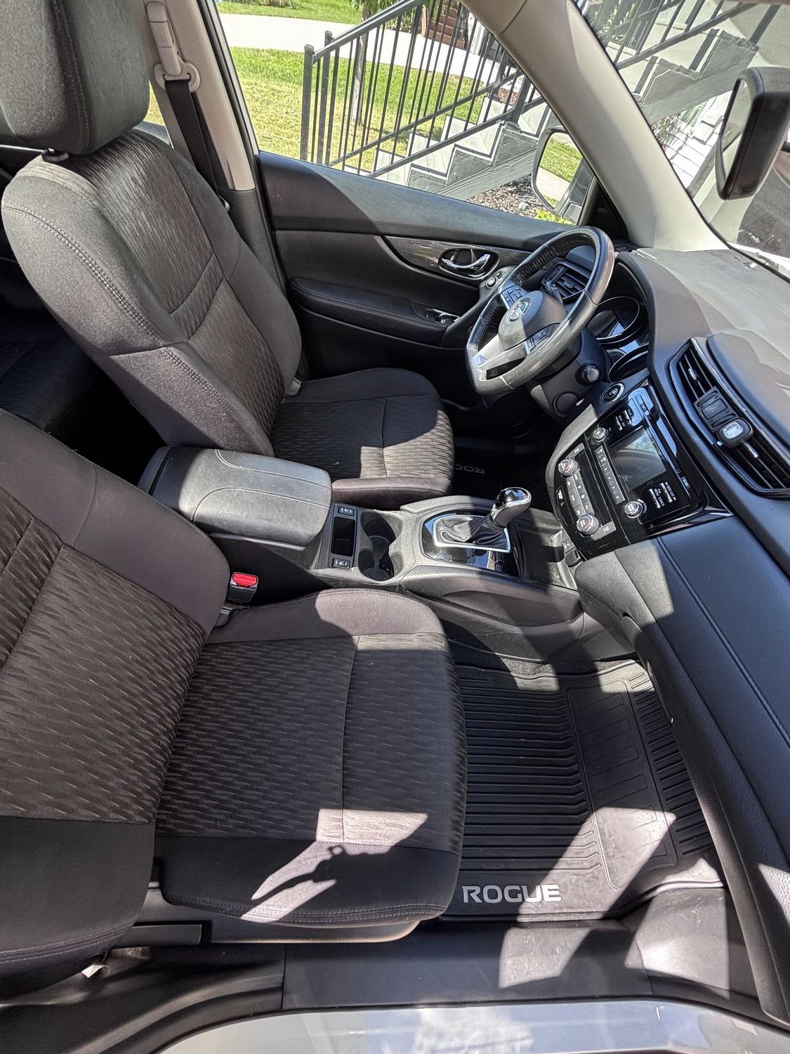 Nissan Rogue, Interior, front seats and floor mats
