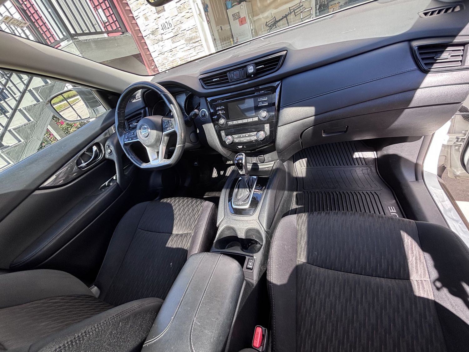 Nissan Rogue, Interior, dashboard and console