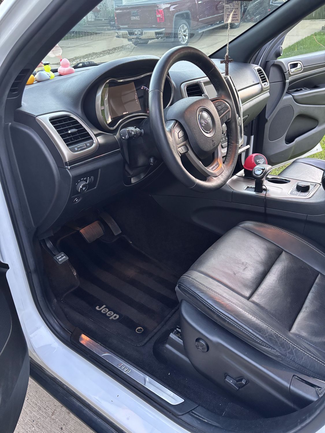 Jeep Grand Cherokee, Interior, driver seat and steering wheel